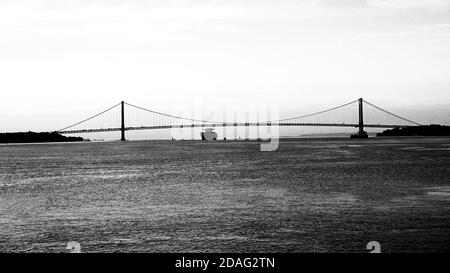 Nave passando sotto il Golden Gate Bridge a San Francisco, in bianco e nero Foto Stock