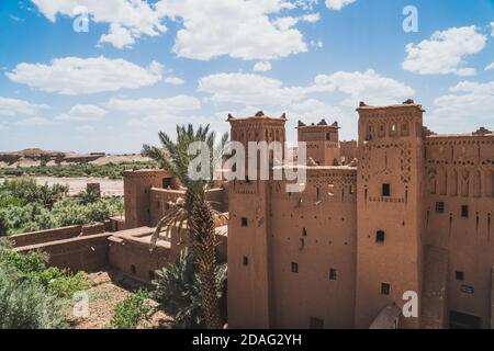 Ouarzazate è una città a sud delle montagne dell'Alto Atlante del Marocco, conosciuta come una porta d'ingresso al deserto del Sahara, in Africa Foto Stock