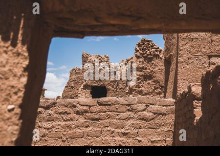 Ouarzazate è una città a sud delle montagne dell'Alto Atlante del Marocco, conosciuta come una porta d'ingresso al deserto del Sahara, in Africa Foto Stock