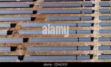 Pannelli solari fattoria sul deserto vista aerea dall'alto. Energia alternativa, concetto di risparmio energetico ecologico. Foto Stock