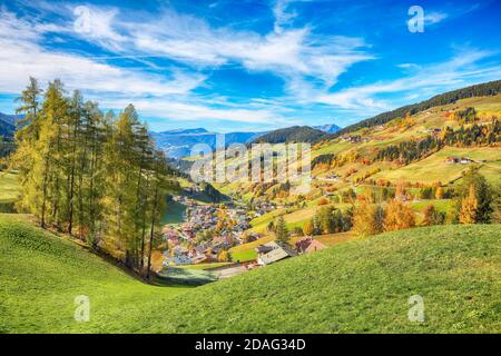 Meravigliosa scena autunnale del magnifico villaggio di Santa Maddalena nelle Dolomiti. Località: Santa Maddalena, Val di Funes, Trentino-Alto Adige, do Foto Stock