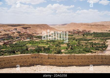 Ouarzazate è una città a sud delle montagne dell'Alto Atlante del Marocco, conosciuta come una porta d'ingresso al deserto del Sahara, in Africa Foto Stock