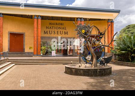 Esterno del Nairobi National Museum che mostra un arte scultura di fronte all'entrata principale, Nairobi, Kenia Foto Stock