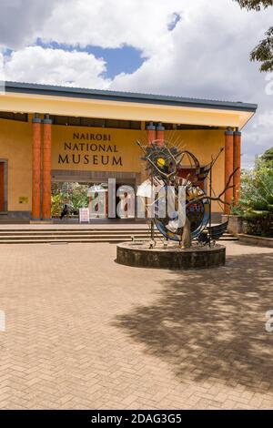 Esterno del Nairobi National Museum che mostra un arte scultura di fronte all'entrata principale, Nairobi, Kenia Foto Stock