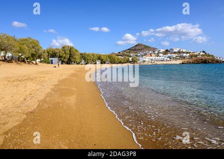 Vista sulla bellissima spiaggia sabbiosa di Logaras con acque azzurre sulla costa dell'isola di Paros, Grecia Foto Stock