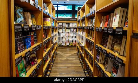 Seattle,WA/USA-9/15/19: un corridoio del libro in legno i ripiani all'originale quartiere universitario Amazon Bookstore. Foto Stock