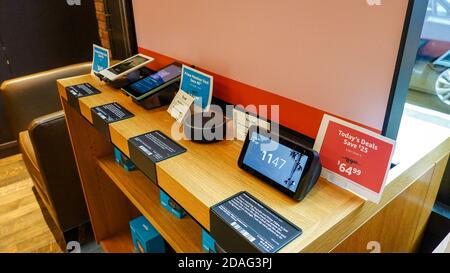 Seattle, WA/USA-9/15/19: Un Amazon Kindle Paperwhite, Fire, Alexa Echo Dot e Echo Show 5 per la vendita di un Amazon Bookstore. Amazon Alexa, conosciuto come Alex Foto Stock