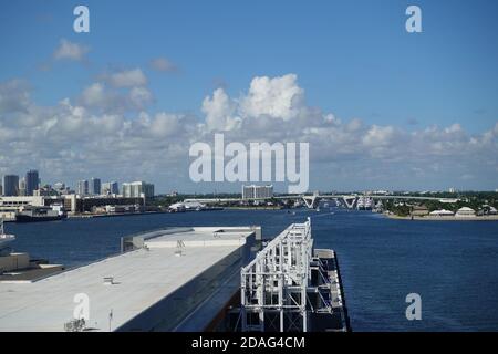 Ft. Lauderdale, FL/USA-10/31/19: la vista da una nave da crociera di Port Everglades, in Ft. Lauderdale, Florida del canale sull'oceano con un vie Foto Stock