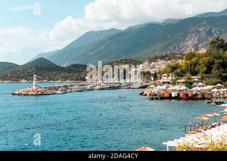 Città turca di Kas. Località turistica turca vicino al Mar Mediterraneo. Luogo di riposo per turisti turchi e stranieri Foto Stock