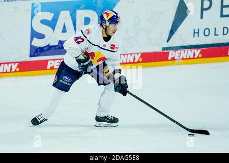 Mannheim, Germania. 12 Nov 2020. Hockey su ghiaccio: Magenta Sport Cup, Adler Mannheim - EHC Red Bull Monaco, turno preliminare, Gruppo B, 1° giorno di gioco, SAP Arena. Lo Yasin Ehliz di Monaco suona il puck. Credit: Uwe Anspach/dpa/Alamy Live News Foto Stock