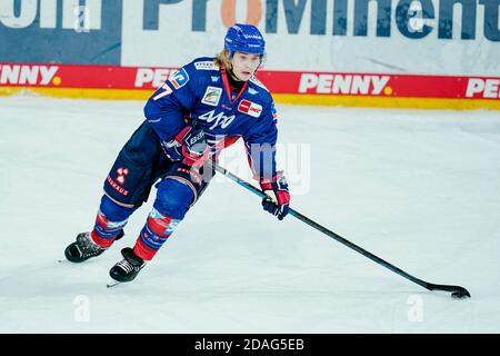 Mannheim, Germania. 12 Nov 2020. Hockey su ghiaccio: Magenta Sport Cup, Adler Mannheim - EHC Red Bull Monaco, turno preliminare, Gruppo B, 1° giorno di gioco, SAP Arena. Il Florian Elias di Mannheim suona il disco. Credit: Uwe Anspach/dpa/Alamy Live News Foto Stock