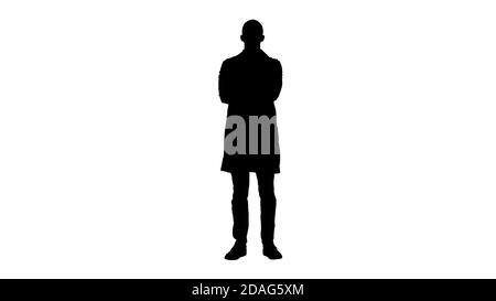 Silhouette serio medico arabo maturo maschio con braccia incrociate. Foto Stock