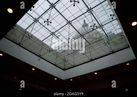 Washington, Stati Uniti. 12 Nov 2020. La vista della cupola del Campidoglio degli Stati Uniti attraverso il cielo del Visitors Center su Capitol Hill a Washington, DC giovedì 12 novembre 2020. Foto di Ken Cedeno/UPI Credit: UPI/Alamy Live News Foto Stock