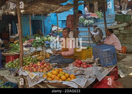 Varanasi, India, dicembre 2015. Mercato di strada di frutta e verdura. Foto Stock