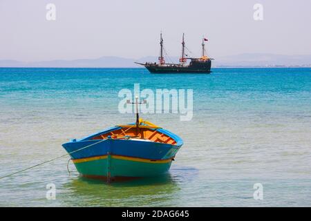Barche sulla spiaggia, Hammamet, Tunisia Foto Stock