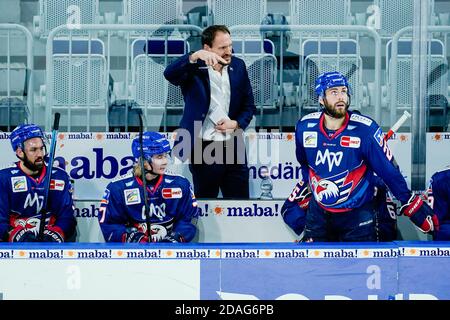 Mannheim, Germania. 12 Nov 2020. Hockey su ghiaccio: Magenta Sport Cup, Adler Mannheim - EHC Red Bull Monaco, turno preliminare, Gruppo B, 1° giorno di gioco, SAP Arena. Il pullman di Mannheim Pavel Gross gesticulates. Credit: Uwe Anspach/dpa/Alamy Live News Foto Stock