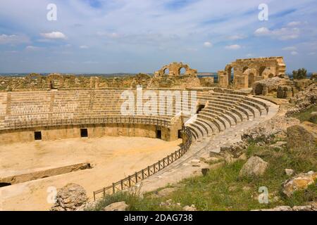 Rovine romane di anfiteatro a Uthina (noto anche come Oudna), ben Aurous Governatorato, Tunisia Foto Stock