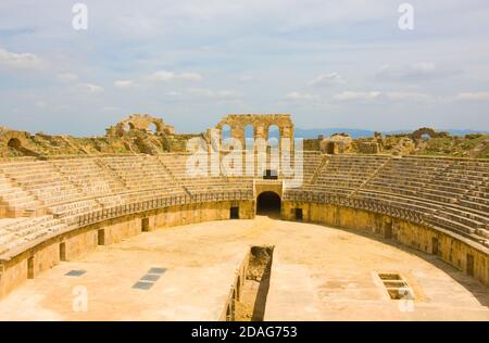 Rovine romane di anfiteatro a Uthina (noto anche come Oudna), ben Aurous Governatorato, Tunisia Foto Stock