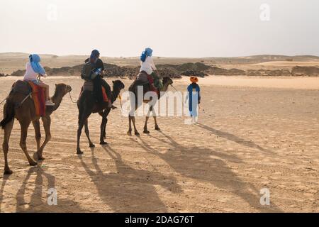 Merzouga, Marocco - 29 2019 APRILE: Bella giornata nel deserto, tradizionale giro in cammello tour Foto Stock