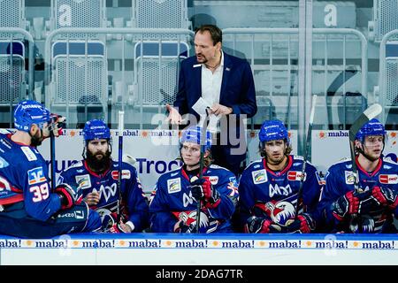 Mannheim, Germania. 12 Nov 2020. Hockey su ghiaccio: Magenta Sport Cup, Adler Mannheim - EHC Red Bull Monaco, turno preliminare, Gruppo B, 1° giorno di gioco, SAP Arena. Pavel Gross, allenatore di Mannheim, parla con i suoi giocatori. Credit: Uwe Anspach/dpa/Alamy Live News Foto Stock