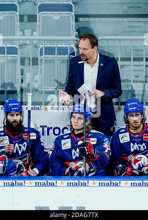 Mannheim, Germania. 12 Nov 2020. Hockey su ghiaccio: Magenta Sport Cup, Adler Mannheim - EHC Red Bull Monaco, turno preliminare, Gruppo B, 1° giorno di gioco, SAP Arena. Pavel Gross, allenatore di Mannheim, parla con i suoi giocatori. Credit: Uwe Anspach/dpa/Alamy Live News Foto Stock