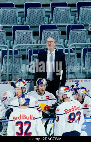 Mannheim, Germania. 12 Nov 2020. Hockey su ghiaccio: Magenta Sport Cup, Adler Mannheim - EHC Red Bull Monaco, turno preliminare, Gruppo B, 1° giorno di gioco, SAP Arena. Don Jackson, allenatore di Monaco, si erge dietro ai giocatori. Credit: Uwe Anspach/dpa/Alamy Live News Foto Stock