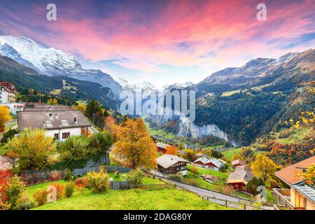 Splendida vista autunnale del pittoresco villaggio alpino di Wengen con il monte Jungfrau e la valle di Lauterbrunnen sullo sfondo. Ubicazione: Villaggio di Wengen, Ber Foto Stock