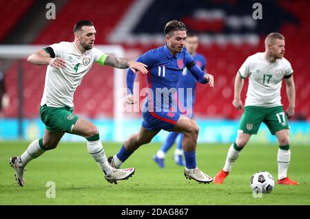 Shane Duffy della Repubblica d'Irlanda (a sinistra) e Jack Grealish dell'Inghilterra combattono per la palla durante l'amichevole internazionale al Wembley Stadium, Londra. Foto Stock