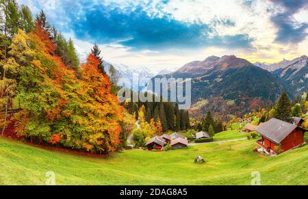 Splendido panorama sul pittoresco villaggio alpino di Wengen in autunno. Valle di Lauterbrunnen con Monte Jungfrau sullo sfondo. Località: Wengen villag Foto Stock