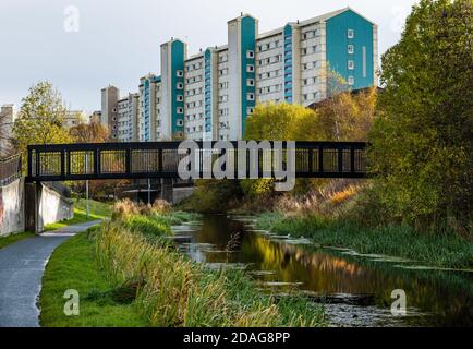 Wester Hailes council blocco di appartamenti e passerella pedonale su Union Canal, Edimburgo, Scozia, Regno Unito Foto Stock