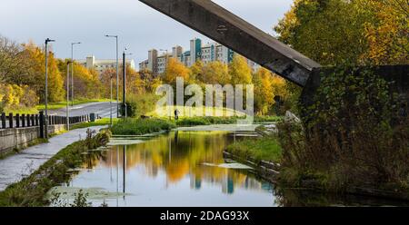 Wester Hailes council blocco di appartamenti riflesso in Union Canal, Edimburgo, Scozia, Regno Unito Foto Stock