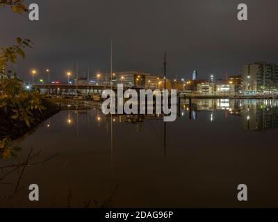 Helsinki/Finlandia - 11 NOVEMBRE 2020: Splendido paesaggio notturno di un molo con vecchie barche che rifanno il fiume calmo. Foto Stock