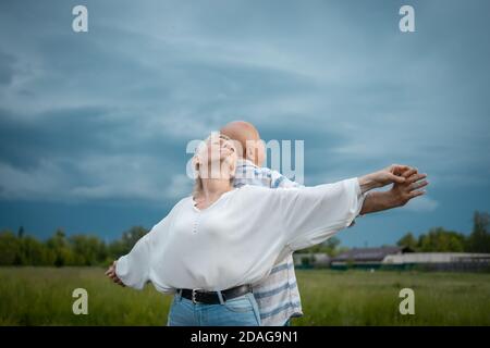 happy senior coppia hanno incontri romantici e balli all'aperto a. estate Foto Stock