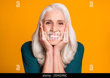 Foto di grandma invecchiato con capelli bianchi che tiene a piedi la canna  da zucchero ricordando la tristezza della luce dei giovani ricordi  romantici che manca il marito seduto divano divano vivente