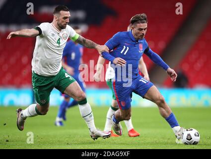 Shane Duffy della Repubblica d'Irlanda (a sinistra) e Jack Grealish dell'Inghilterra combattono per la palla durante l'amichevole internazionale al Wembley Stadium, Londra. Foto Stock