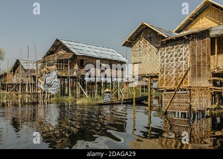 Il villaggio galleggiante del lago di Inle è uno dei più Destinazioni spettacolari e caratteristiche di Myanmar.stile di vita rurale in Asia.Fishermen semplice Hoes. Peop Foto Stock