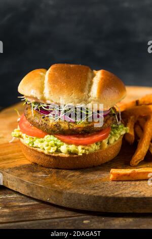 Hamburger vegetariano biologico fatto in casa con patate dolci fritte Foto Stock