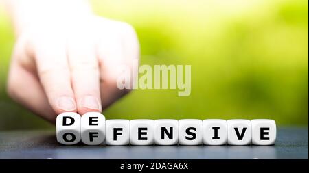 I dadi formano le parole 'offensivo' e 'difensivo' Foto Stock