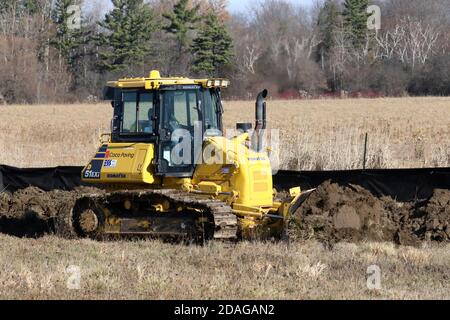 Bulldozer costruzione di un nuovo progetto di zone umide Foto Stock