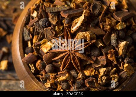 Spezie di pacciamatura organiche secche in un recipiente per il vino mulled Foto Stock