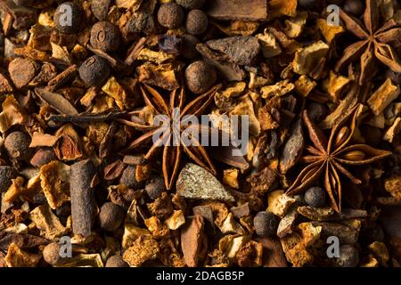 Spezie di pacciamatura organiche secche in un recipiente per il vino mulled Foto Stock