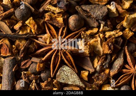 Spezie di pacciamatura organiche secche in un recipiente per il vino mulled Foto Stock