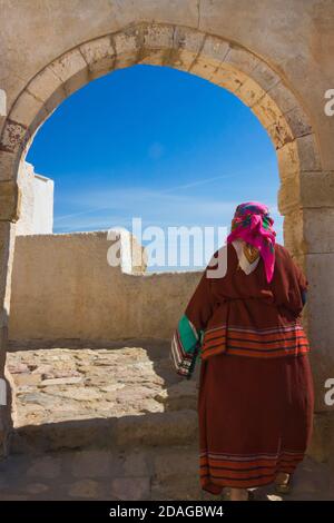 La donna nel villaggio fortificato di Takrouna, Tunisia Foto Stock
