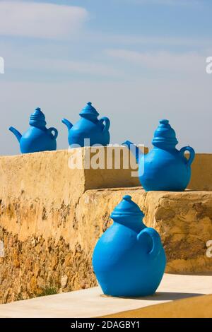 Ceramica blu nel villaggio fortificato di Takrouna, Tunisia Foto Stock
