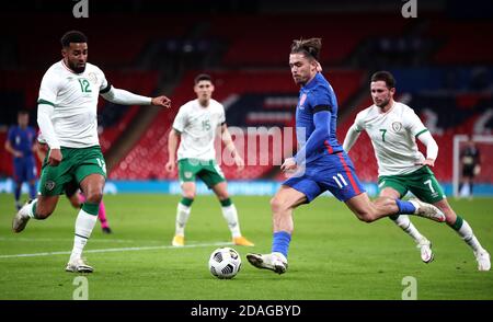 L'inglese Jack Grealish (centro) in azione come Repubblica d'Irlanda Cyrus Christie (sinistra) tenta di bloccare durante il amichevole internazionale al Wembley Stadium, Londra. Foto Stock