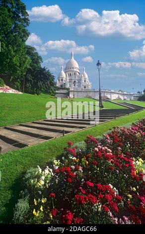 Basilica del Sacro cuore di Parigi con aiuole di primavera fresche su un Giornata di sole a Montmartre Parigi Francia Foto Stock