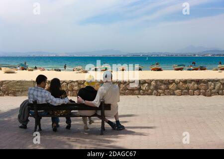 Turisti sulla spiaggia, Hammamet, Tunisia Foto Stock