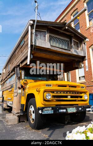 Pontiac, Illinois / Stati Uniti - 23 settembre 2020: Bob Waldmire's School Bus parcheggiato al museo della Route 66. Foto Stock