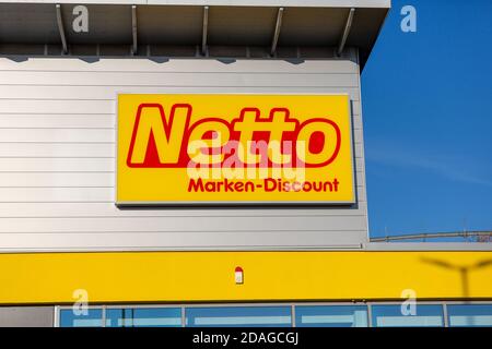 PASSAU / GERMANIA - 8 NOVEMBRE 2020: Logo della filiale di Netto. Netto Marken-Discount è una catena tedesca di supermercati con sconti. Foto Stock