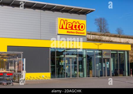 PASSAU / GERMANIA - 8 NOVEMBRE 2020: Logo della filiale di Netto. Netto Marken-Discount è una catena tedesca di supermercati con sconti. Foto Stock